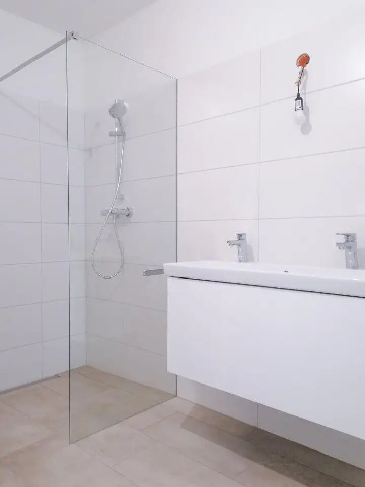 Möbliertes Badezimmer