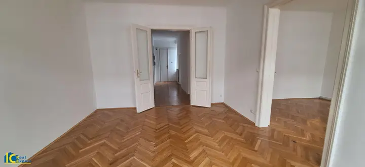Blick zum Vorraum und zur Wohnungseingangstüre