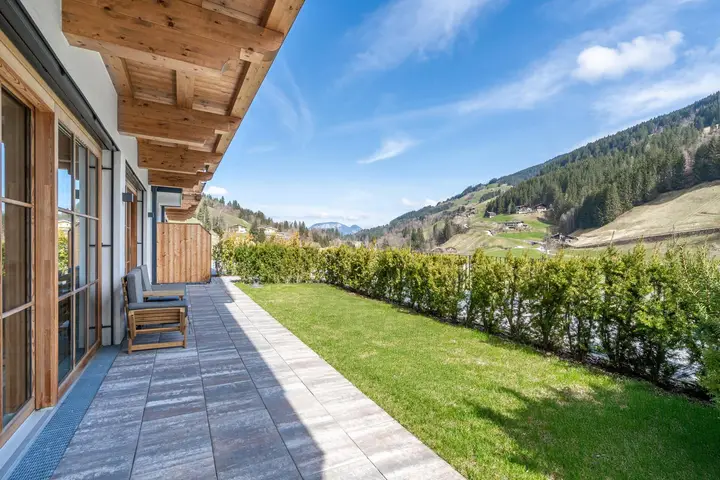 TERRASSE MIT GARTEN