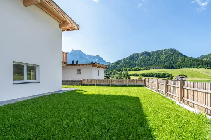 TERRASSE MIT GARTEN
