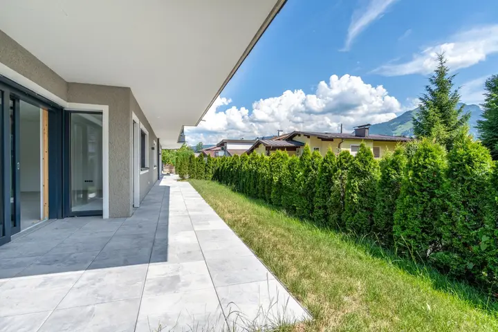 TERRASSE MIT GARTEN