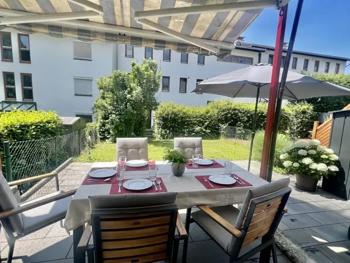sonnige Terrasse mit Gartenanteil