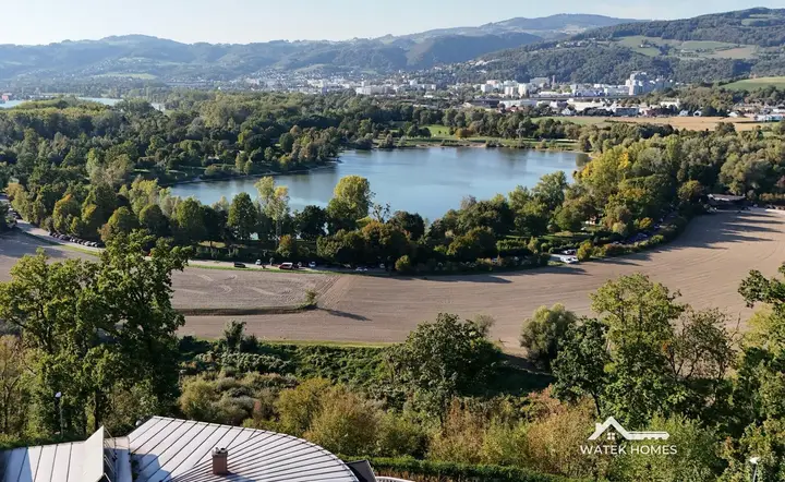 Blick über den Pleschinger See bis Linz