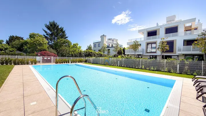 Privater Poolbereich der Anlage