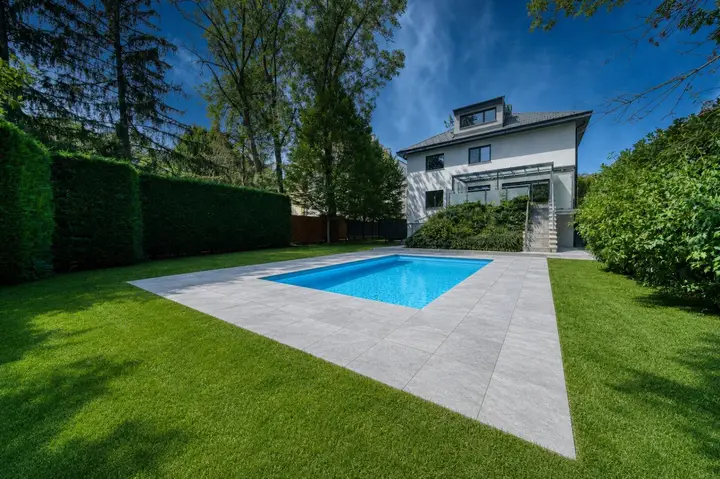 Pool und Haus