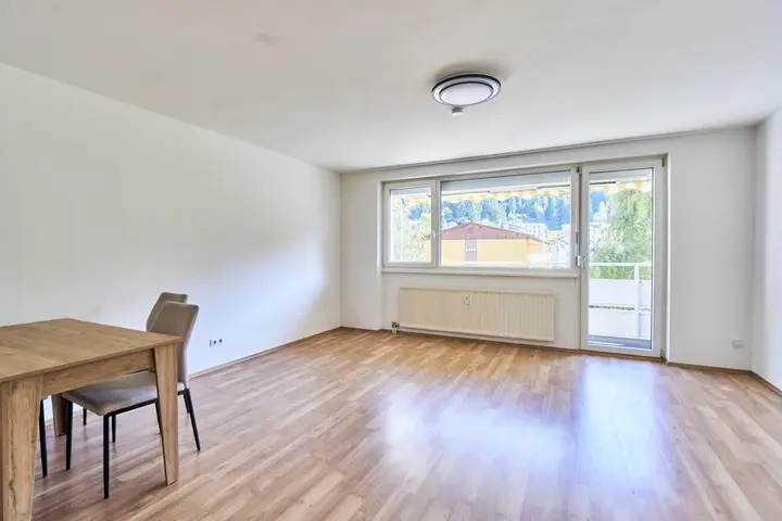 Wohn-Essbereich mit Blick auf den Balkon