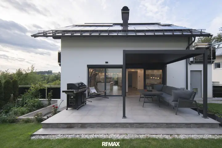Außenansicht Gartenseite mit überdachter Terrasse