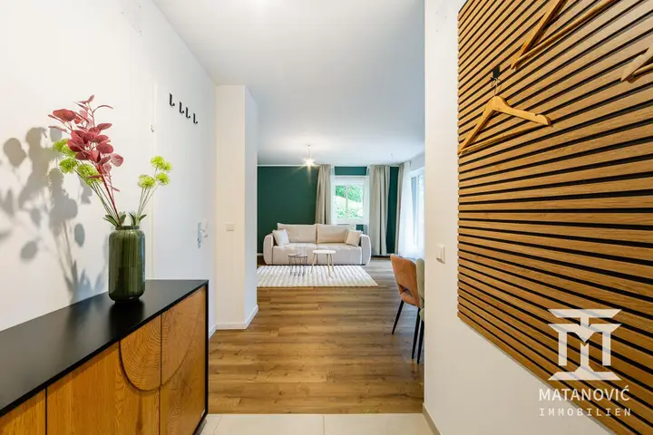 Eingangsbereich mit Blick in den Wohnraum
