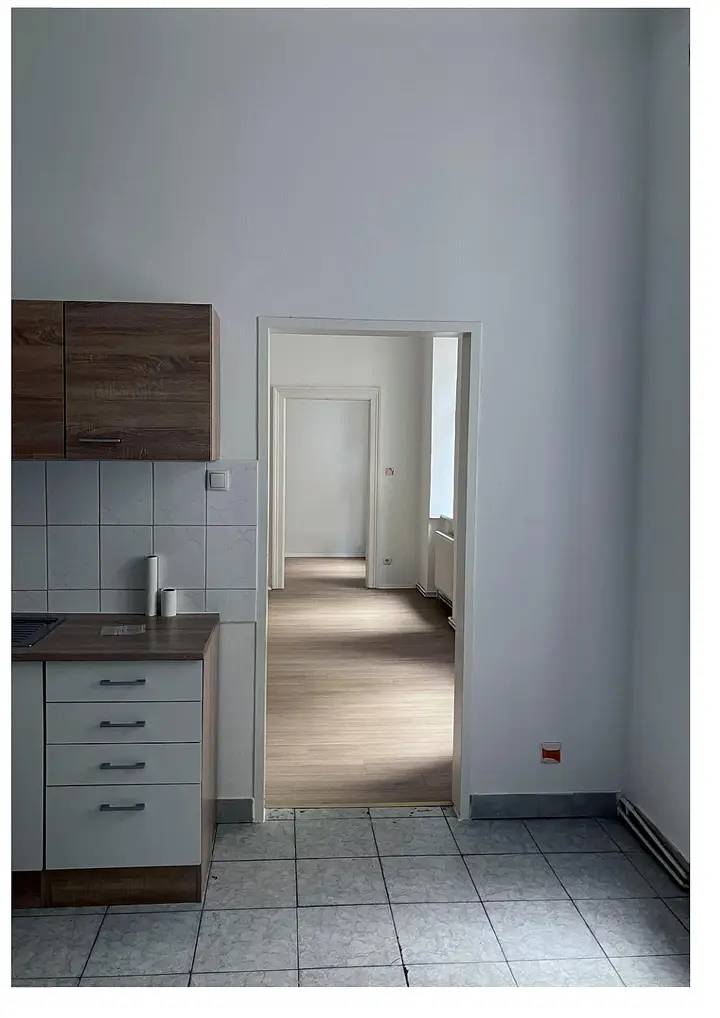 Küche und Blick in den Wohnraum – Koppstraße4 Top26