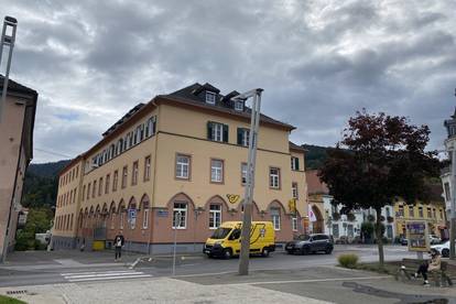Büro mit toller Aussicht im Postgebäude am Hauptplatz in Bruck zu vermieten!