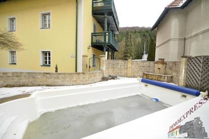 Sehr hochwertig ausgestattete Wohnung mit Balkon und Pool (!) vor den Toren Wiens