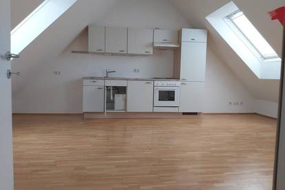 Zentrumsnahe 3-Zimmer-Dachgeschoßwohnung mit Küchenblock in Bruck/Mur !