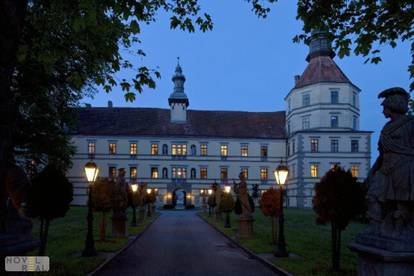 Prächtiges Renaissanceschloss mit traumhaftem Park in malerischer Landschaft