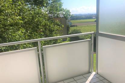 EINZIEHEN UND WOHLFÜHLEN: Kleine gemütliche Wohnung mit großem Balkon und toller Fernsicht!! Mit Parkplatz!!