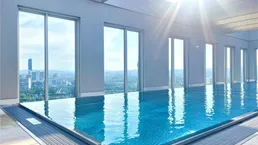 SKY RESIDENZ MIT ROOFTOP POOL, WELLNESS, FITNESS UND LOUNGES 