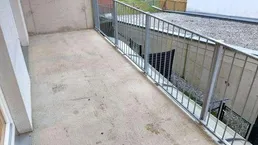Sanierter 3 ZIMMER-NEUBAU + Süd-Balkon 11m² + neue Einbauküche + Bad mit Wanne/Fenster + WC + Lift!