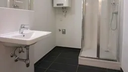 Neuwertige 2 ZIMMER-Wohnung + extra Küche möbliert + Bad mit Dusche + extra WC + Klimaanlage!