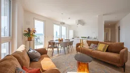 Helles, offenes Wohn- und Esszimmer mit modernen Möbeln und integrierter Küchenzeile, bietet einen weiten Ausblick.