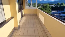 Großer Balkon mit Aussicht, 2 Zi., möbliert, provisionsfrei, Parkett, Parkplatz, Keller, Radweg zur Uni und zum Wörthersee je ca. 12min 