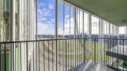 Viertel 2: Trabrennbahnausblick; Tischler-Meisterwerk!