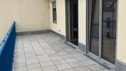 Provisionsfrei: Moderne Dachgeschosswohnung mit großer Terrasse in verkehrsarmer Seitengasse