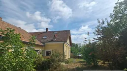 Zauberhaftes, einzugsbereites Anwesen auf 2600 m² unbeschreiblich romantischem Grund – nur wenige Minuten nach Österreich
