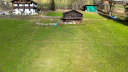 Luftaufnahme eines Grundstücks mit einer kleinen Holzhütte und ländlicher Umgebung.
