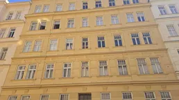 + Lichtdurchfluteter Wohntraum mit Kamin + Helle 3-Zimmer-Wohnung, Renovierungsbedürftig mit separater Küche + Nähe U1 + Innenhof-Balkon +
