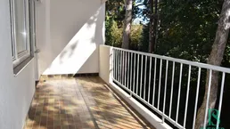 Großzügige, top renovierte Wohnung mit Loggia und Garagenplatz - Blick ins Grüne!