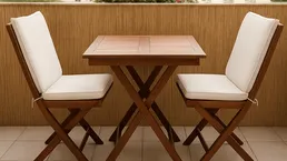 Gemütlicher Balkon mit Holztisch und Stühlen, ideal für entspannte Stunden im Freien.