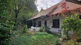 LIEBEVOLLES, SANIERUNGSBEDÜRFTIGES LANDHAUS IN GRÜNRUHELAGE MIT GESCHLOSSENEM INNENHOF UND HERRLICHEM GARTEN MIT ALTBAUMBESTAND