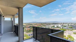 Traumblick aus dem 10. Stock mit Riesenbalkon!