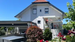 Sehr schönes und neu renoviertes Einfamilienhaus mit gepflegtem Grundstück, große Garage und Carport!