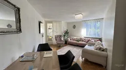 Götzis - Helle Eigentumswohnung im obersten von drei Stockwerken, 3 Zimmer, Loggia mit Glasfront zum Öffnen oder Schließen, 77 m2 + 9 m2 Loggia, Gesamt 86 m2, inkl. 1 TG und 1 Kellerabteil.