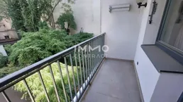 Schmaler Balkon mit Metallgeländer und Blick ins Grüne, ideal für entspannte Momente.