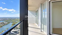 Geräumiger Balkon mit weitem Blick über die Stadt, den Fluss und die grüne Umgebung.