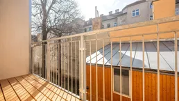 +.+NEU+.+ sanierungsbedürftige 3-Zimmer ALTBAUWohnung - mit Balkon!