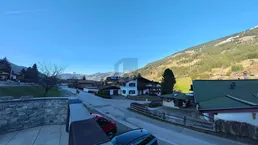 PANORAMABLICK AUF DIE UMLIEGENDE BERGWELT 