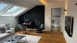 LICHTDURCHFLUTET MIT SKYWINDOW UND EDLEM FISCHGRÄTPARKETT