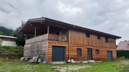 GROßZÜGIGES WOHNHAUS MIT DREI GÄSTEAPARTMENTS ZUM FERTIGSTELLEN
