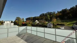 Neubau-Dachgeschoß-Wohnung mit großer Terrasse und toller Aussicht ins Grüne
