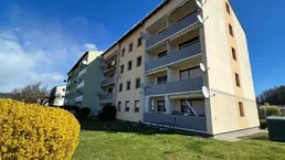 Zentral gelegene 3-Zimmer-Eigentumswohnung mit sonniger Loggia &amp; Carport