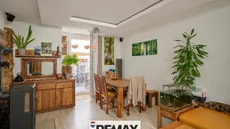 Heller Wohn- und Essbereich mit Holztisch, Stühlen und Zugang zur Terrasse.