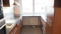 "2-Zimmer-Eigentumswohnung; extra Küche; Abstellraum; Loggia; direkt bei der U1!"