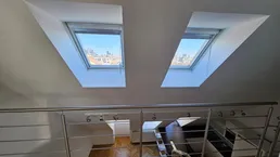 Stylische Dachgeschoß-Maisonette mit Dachterrasse und Klimaanlage in einem klassischen Stilaltbau.