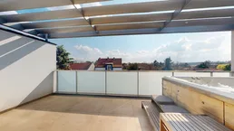 Geräumige Dachterrasse mit Whirlpool, Pergola und weitem Blick über die Umgebung.