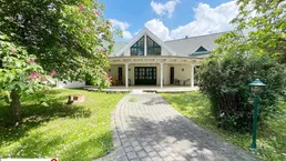 Verborgene Oase im Grünen - repräsetative Villa mit großzügigem Grundstück und Pool