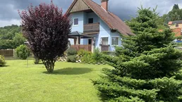 Sonniges Einfamilienhaus mit gepflegtem Garten, Terrasse, Balkon und Doppelgarage