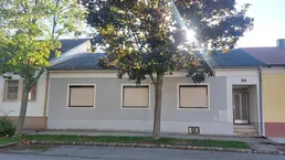 Solides Einfamilienhaus mit Garten und großer Halle