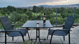 Wohnung mit Südterrasse, Blick Golfplatz, Pool, Gym, direkt hinter dem Wienerberg Twin Tower | Stunning split-level Apart, Terrace and Unobstructed Golf Course View – Pool &amp; Gym behind the Wienerberg Twin Towers